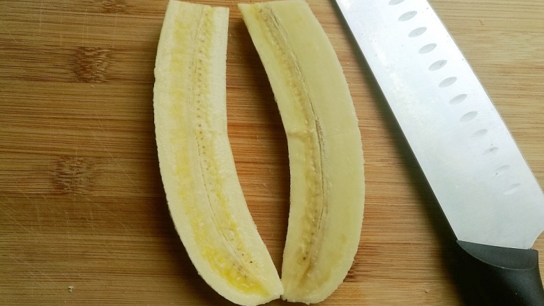 辅食计划十牛油果香蕉卷,香蕉对半切开。