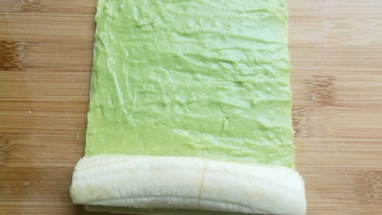辅食计划十牛油果香蕉卷,将香蕉放在面包片上。