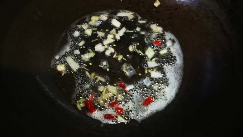 春饼卷三丝,锅内放油油热放葱花和干辣椒爆香