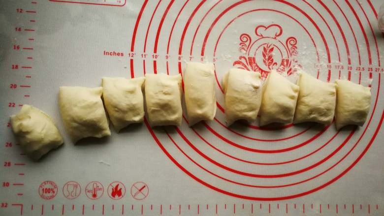 春饼卷三丝,分成每个40g左右的小面团。