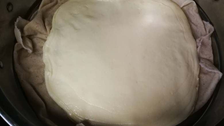 春饼卷三丝,锅中水煮沸，擀好的饼放入屉布上。盖盖蒸15分钟。