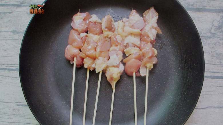 居酒屋必备的照烧鸡肉串,锅中涂薄薄一层油，放入鸡腿肉串煎至双面变色略微金黄。