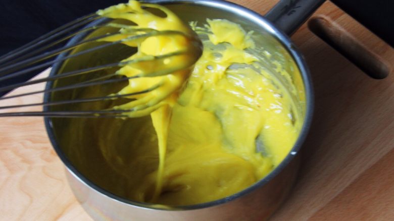 古早味蛋糕,用蛋抽翻拌均匀，浓稠的蛋黄糊就做好了，不要划圈奥。