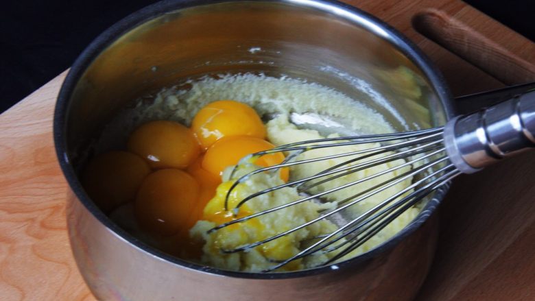 古早味蛋糕,搅拌均匀后加入蛋黄，再搅拌。