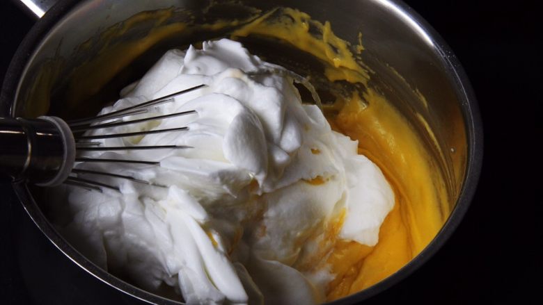 古早味蛋糕,取三分之一的蛋白加入到蛋黄糊中。