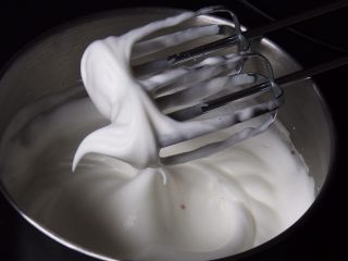 古早味蛋糕,加入二分之一的细砂糖，高速搅拌50圈，蛋白霜出现倒垂的弯钩。
