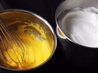 古早味蛋糕,蛋黄糊和蛋白霜都做好了，两种状态都是浓稠的。