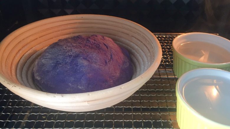 星空全麦果干面包（冷藏发酵）,将藤篮放进烤箱打开发酵档位进行二次发酵，32度～35度发酵一个小时，烤箱里放两小碗热水，营造湿润环境