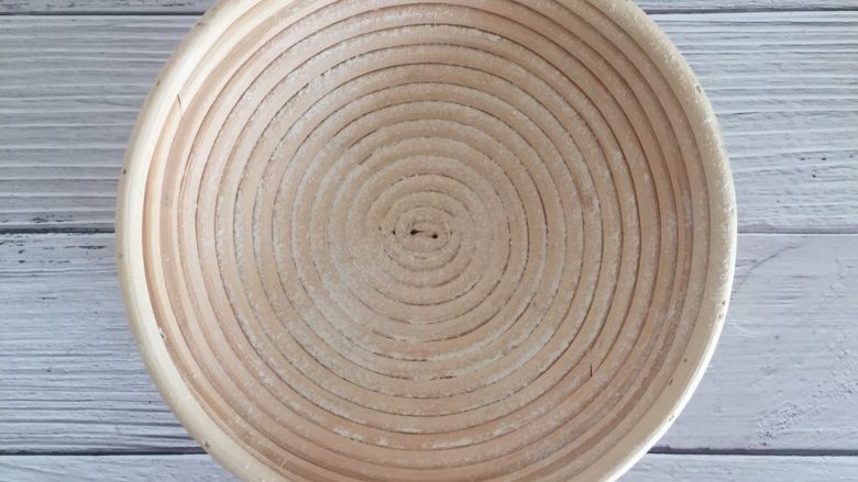 星空全麦果干面包（冷藏发酵）,通常乡村欧包适合用藤篮整形，没有可以忽略此步骤，将藤篮均匀筛上一层薄薄的高粉