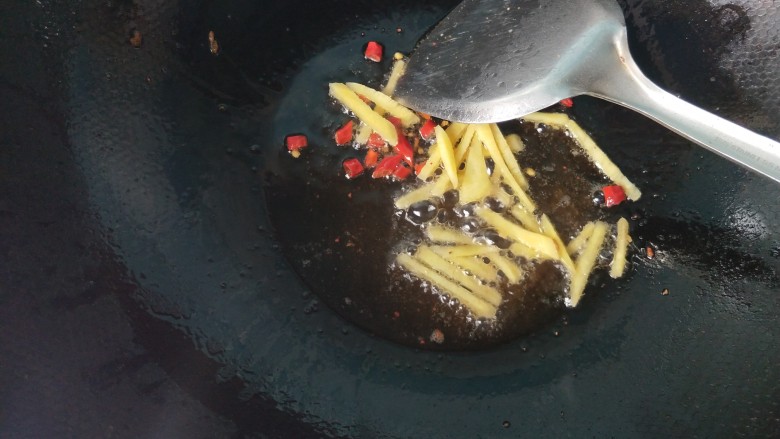 春笋炒腊肠,锅内有底油，放生姜，干辣椒爆香。