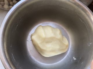 红豆蛋黄酥,将制作油酥的材料混合揉成光滑面团醒发15分钟左右。
