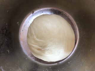 红豆蛋黄酥,将制作油皮的所有材料放在一起揉成光滑面团，有面包机的亲，可以用面包机把面包揉至扩展阶段，手揉的亲就要费点力气才能揉至扩展阶段了。之后盖保鲜膜醒发30分钟左右。