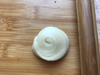 红豆蛋黄酥,竖直向上放置，按扁，擀成一个圆饼，切记不要来回擀，每个方向，争取就擀一下。