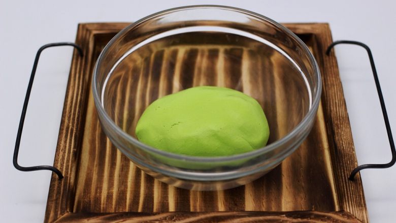 清新碧绿的青叶汁黑芝麻豆沙青团,最后用手揉成光滑细腻的面团