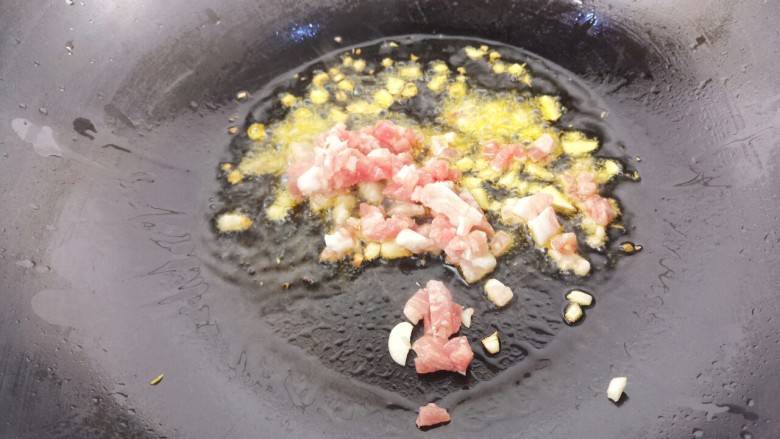 青椒香菇牛肉意面,再放牛肉炒