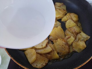 家常炒土豆片,翻炒两分钟，之后加入水淀粉