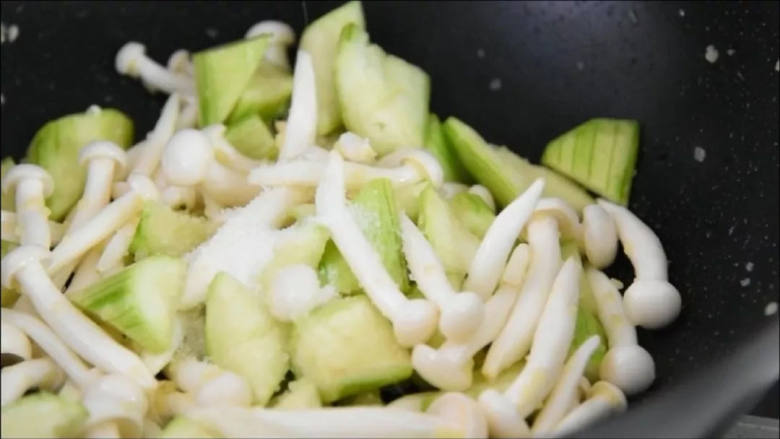 天气渐热，来份清爽又下饭的丝瓜烩白玉菇,加入少许清水煮沸。