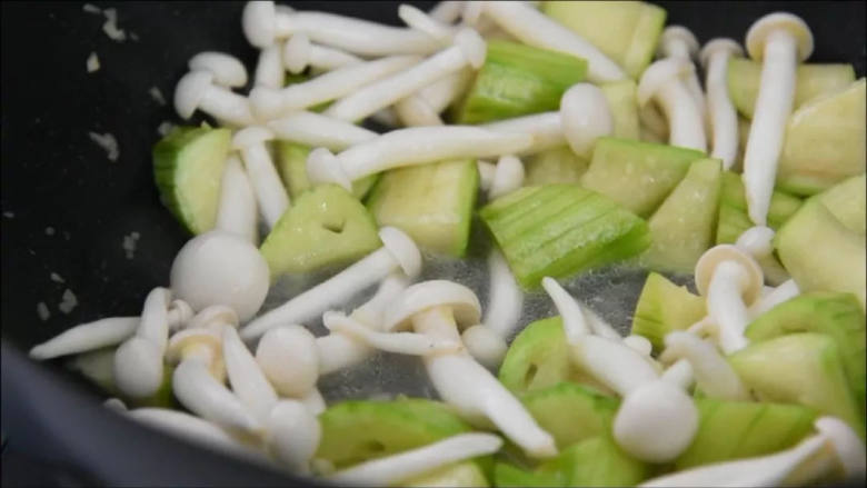 天气渐热，来份清爽又下饭的丝瓜烩白玉菇,翻炒稍煮片刻即可出锅。