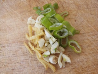 排骨炖豇豆,切好葱姜蒜
