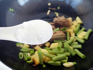 排骨炖豇豆,一勺白糖