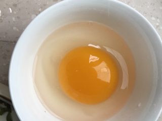 香椿炒鹅蛋,选择新鲜鹅蛋一个，新鲜的鹅蛋，蛋黄蛋白分明，蛋黄金黄，蛋液剔透晶莹。