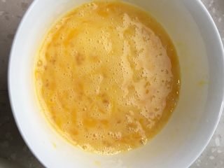 香椿炒鹅蛋,用手抽将鹅蛋打发，打发蛋白蛋黄混合均匀的鹅蛋液。