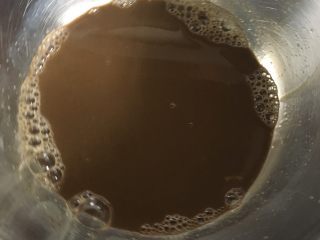 无油燕麦饼干🍪,红糖倒入牛奶中，隔水加热，搅拌融化