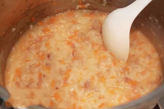 胡萝卜肉末粥,边煮边搅和，防止糊底，直到把米煮到黏糊，就可以了