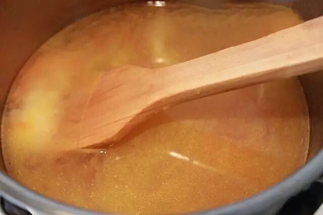 胡萝卜肉末粥,都炒好后，倒水，水沸腾后，倒入泡好的米