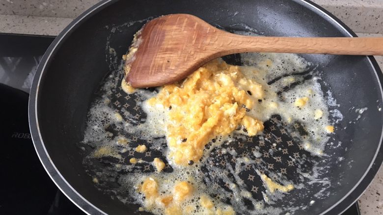 黄油金沙虾,加入压碎的咸蛋黄并炒至起泡