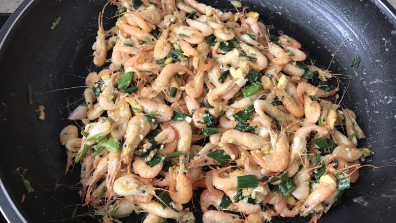 黄油金沙虾,虾熟并炒均匀后关火，上碟。