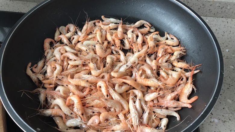 黄油金沙虾,虾放入㶽内焗至八成熟