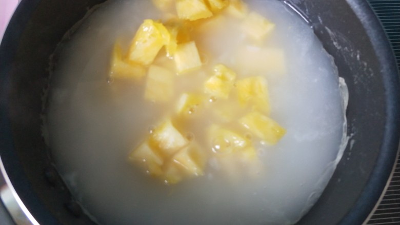 菠萝米粥,米汤煮的浓稠，加菠萝煮两分钟。