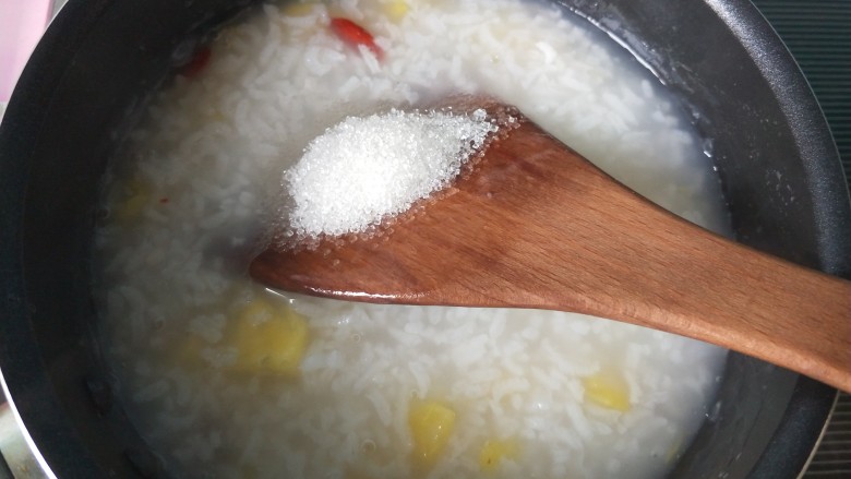菠萝米粥,放白糖，搅拌均匀。
