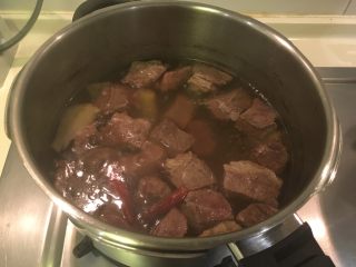 清炖白萝卜牛肉面,基本上已完成一半！牛肉汤的香气溢出。