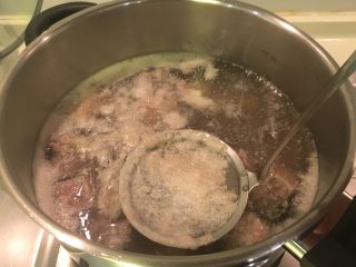 清炖白萝卜牛肉面,牛肉放入高压锅里加1200cc的水煮开，把浮末捞掉，多捞几次直到捞干净。
