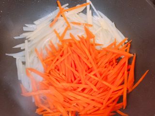 ☀️太阳饼☀️😋,再放入胡萝卜丝继续翻炒均匀，待翻炒至双丝弹软，如下图。