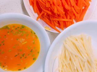 ☀️太阳饼☀️😋,土豆胡萝卜改刀切丝，切丝后可以放少许盐腌制片刻备用，鸡蛋放入适量的盐和葱花打均匀备用。