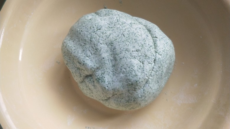 艾叶豆沙青团（月饼模具版）,加入艾汁揉成光滑的团。