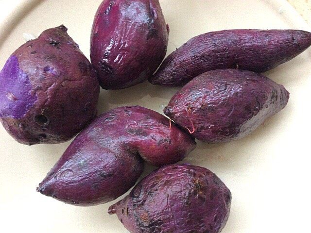紫薯草莓酱馅醪糟汤圆,紫薯蒸熟去皮