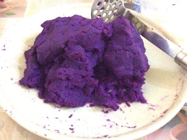 紫薯草莓酱馅醪糟汤圆,压成泥