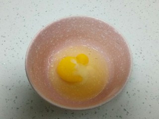 香椿炒鸡蛋,鸡蛋打入碗中，放入适量盐。