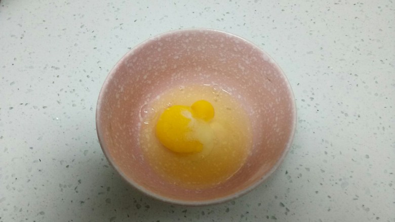 香椿炒鸡蛋,<a style='color:red;display:inline-block;' href='/shicai/ 9'>鸡蛋</a>打入碗中，放入适量盐。