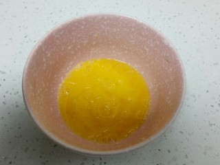 香椿炒鸡蛋,用筷子搅打均匀。