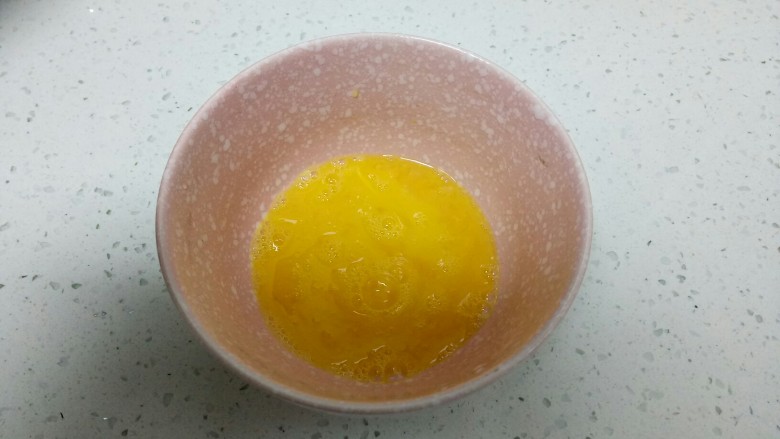 香椿炒鸡蛋,用筷子搅打均匀。