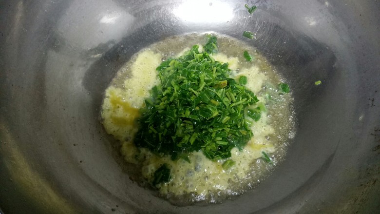 香椿炒鸡蛋,锅中让入适量油，油热后，倒入搅拌好的香椿鸡蛋液。