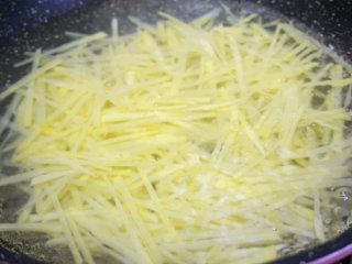 捞汁土豆丝,黄瓜、洋葱切成丝；小米辣切成圈；香菜、香葱切碎待用