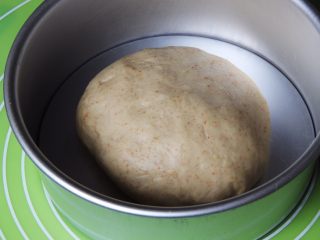 全麦咸味排包,整理一下，放入模具盖上保鲜膜。