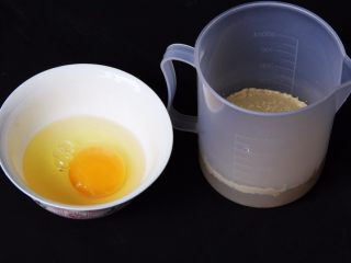 全麦咸味排包,清水加热至37度倒入发酵粉。