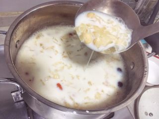宝宝辅食10M➕：银耳花生牛奶,倒入牛奶，搅拌均匀，小火煮开两分钟后即可关火
